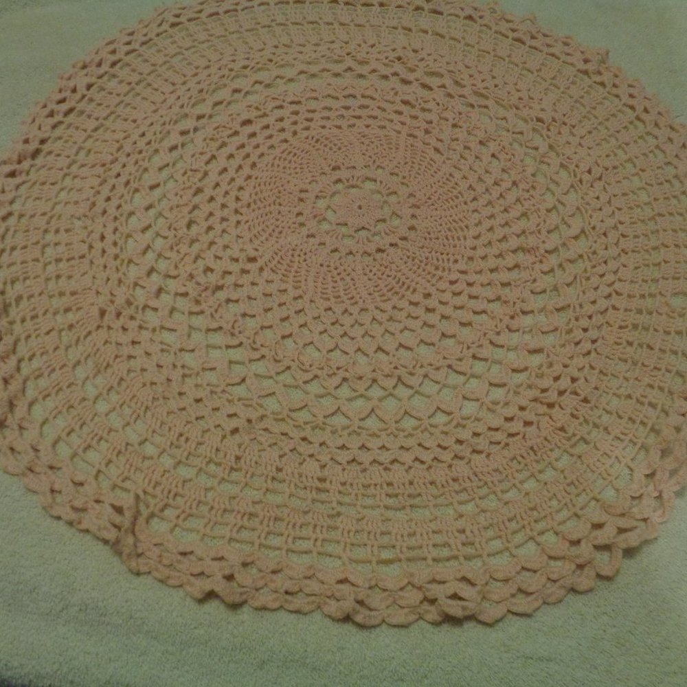 RETRO VINTAGE PRETTY IN PEACH 1950S HAND CROCHETED ROUND SM TABLECLOTH OR DOILY
